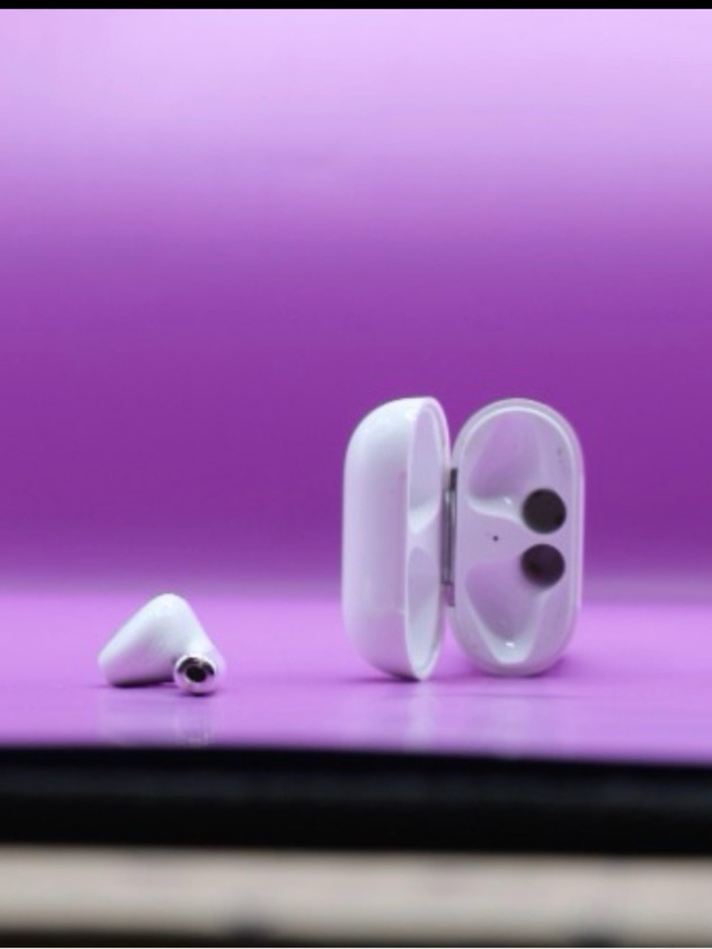 Apple White Earbud Headphones with Charging Case